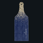 Tabla De Cortar Purpurina azul de la marina de oro guión Monograma<br><div class="desc">Placa de recorte de nombres de monograma de Purpurina Navy Blue y Gold Sparkle. Esto hace que la graduación perfecta, el cumpleaños, el boda, la ducha de novia, el aniversario, la ducha de bebé o la fiesta de soltera sea un regalo para alguien que ama el lujo glam y los...</div>