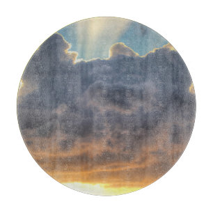 Tabla De Cortar Rayos de luz al atardecer a través de nubes tormen