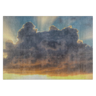 Tabla De Cortar Rayos de luz al atardecer a través de nubes tormen