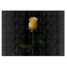 Rosa Amarilla Iluminada por el Sol en Tablero de V