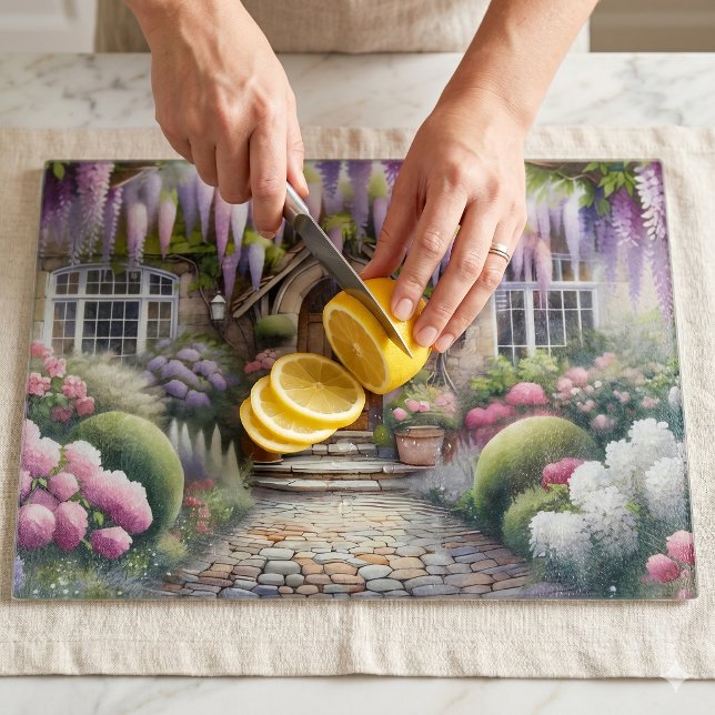 Tabla De Cortar Sendero Caprichoso de Jardín de Cabaña (Whimsical Cottage Garden Pathway Cutting Board)