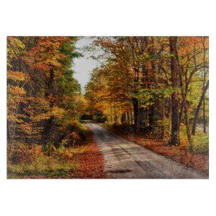 Tabla De Cortar Sendero de madera con follaje de otoño