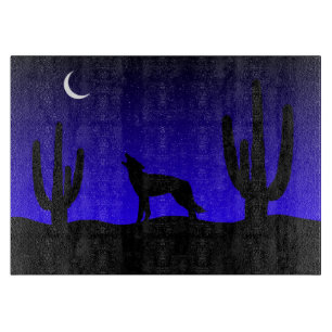Tabla De Cortar Silueta del lobo aullador en la noche del desierto
