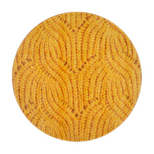 Tabla De Cortar Suéter de punto naranja, fondo texturado.