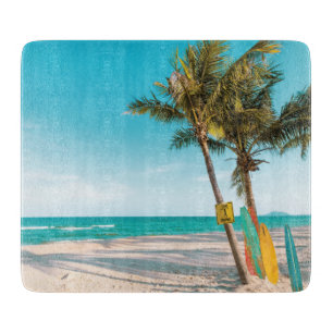 Tabla De Cortar Surf board en la playa tirando almohada