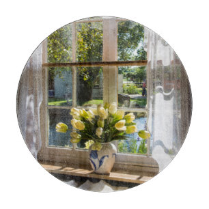 Tabla De Cortar Ventana con cortina de encaje y tulipanes