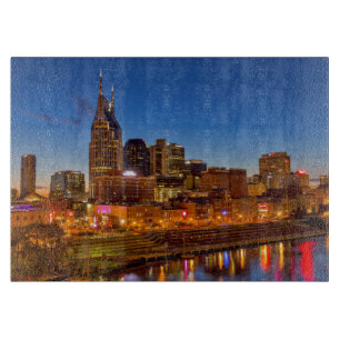 Tabla De Cortar Vista del horizonte de la ciudad al anochecer