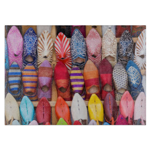 Tabla De Cortar Zapatos expuestos en una tienda en los souks