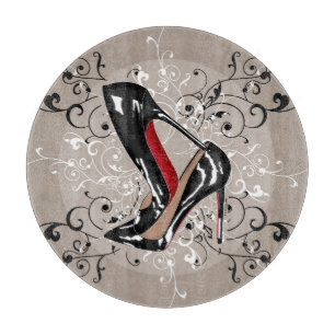 Tabla De Cortar Zapatos rojos de las partes inferiores con el