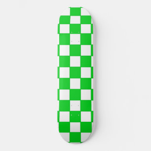 Tabla de monopatín de cuadros verdes y blancos