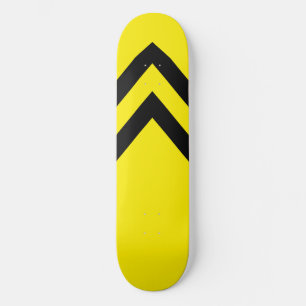 Tabla de skate con chevrones amarillos y negros