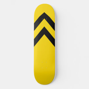 Tabla de skate con chevrones amarillos y negros en