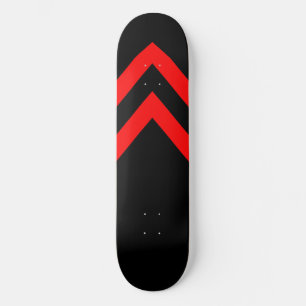 Tabla de skate con chevrones rojos y negros