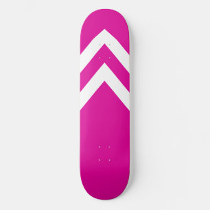 Tabla de skate con chevrones rosados y blancos