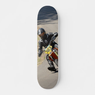 Tabla de Skate Piloto Motociclista en una Curva
