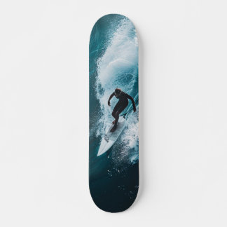 Tabla de Skate Surfista en Acción