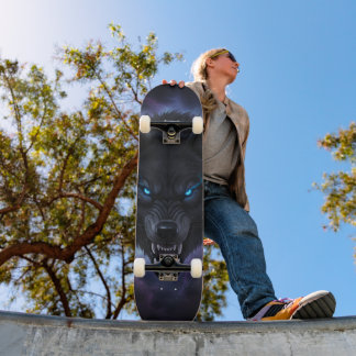Tablas de skate con cabeza de lobo negro gruñendo