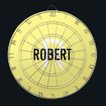 tablero de dardos con nombres de monograma amarill<br><div class="desc">tablero de dardos amarillo moderno con nombre negro y monograma blanco. Personaliza con el nombre y la inicial.</div>