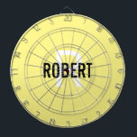 tablero de dardos con nombres de monograma amarill<br><div class="desc">tablero de dardos amarillo moderno con nombre negro y monograma blanco. Personaliza con el nombre y la inicial.</div>