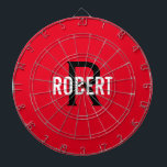 tablero de dardos con nombres de monograma rojo mo<br><div class="desc">tablero de dardos rojo moderno con nombre blanco y monograma negro. Personaliza con el nombre y la inicial.</div>