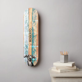 Tablón de monopatín de madera desgastada por la in
