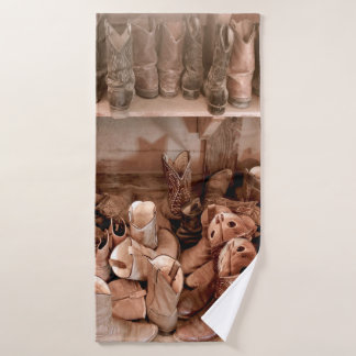 Tack Room llena de botes de vaquero bien vestidos,