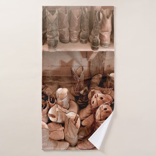 Tack Room llena de botes de vaquero bien vestidos, (Toalla de baño)