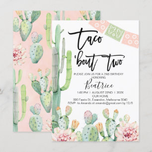 Taco verde rosado sobre dos invitaciones de cumple