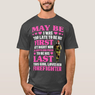 Tal vez esta Chica ama su camiseta de bombero