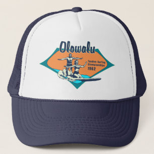 Tándem que practica surf los gorras retros