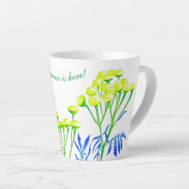 Tansy en una pequeña taza de latte