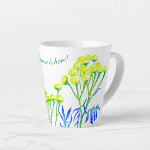 Tansy en una pequeña taza de latte