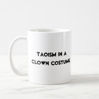 Taoism en una taza del traje del payaso