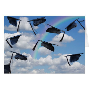 Tapas de graduación en el cielo con arco iris