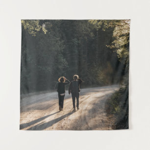 Tapiz 2 mujeres caminando por la carretera entre árboles
