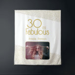 Tapiz 30 y Fabulous Gold Purpurina 30th Birthday Photo<br><div class="desc">30 y Fabulous Gold Purpurina Photo 30th Birthday Photo Backdrop Tapestry. Moderno telón de fondo de cumpleaños con tipografía de moda y falsos puntos de purpurina de oro. El diseño tiene una foto y un nombre personalizado. Haz tapiz personalizado de 30 años para ella.</div>