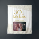 Tapiz 30 y Fabulous Gold Purpurina 30th Birthday Photo<br><div class="desc">30 y Fabulous Gold Purpurina Photo 30th Birthday Photo Backdrop Tapestry. Moderno telón de fondo de cumpleaños con tipografía de moda y falsos puntos de purpurina de oro. El diseño tiene una foto y un nombre personalizado. Haz tapiz personalizado de 30 años para ella.</div>