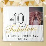 Tapiz 40 y Fabulous Elegant 40th Birthday Photo<br><div class="desc">40 y Fabulous Elegant 40th Birthday Photo Backdrop. Excelente telón de fondo para el fiesta de 40 años con una foto personalizado, inspiradora y graciosa cita 40 y fabuloso y texto en escritura a la moda con un nombre. Personalice el fondo con su foto, su nombre y número de edad,...</div>