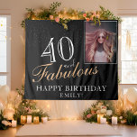 Tapiz 40 y Fabulous Elegant Black 40th Birthday Photo<br><div class="desc">40 y Fabuloso Elegante Tapiz de fotos de cumpleaños Black 40. Excelente telón de fondo para el fiesta de 40 años con una foto personalizado, inspiradora y graciosa cita 40 y fabuloso y texto en escritura a la moda con un nombre. El fondo es negro y el texto es blanco...</div>