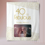 Tapiz 40 y Fabulous Gold Purpurina 40th Birthday Photo<br><div class="desc">40 y Fabulous Gold Purpurina Photo 40th Birthday Photo Backdrop Tapestry. Moderno telón de fondo de cumpleaños con tipografía de moda y falsos puntos de purpurina de oro. El diseño tiene una foto y un nombre personalizado. Haz un tapiz personalizado de 40 años para ella.</div>