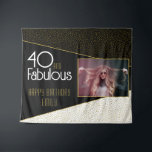 Tapiz 40 y Fabulous Gold Purpurina Photo 40th Birthday<br><div class="desc">40 y Fabuloso Tapiz de fondo de foto de Purpurina de oro negro 40. Diseño moderno con tipografía de moda y puntos purpurinas de oro falsos en blanco y negro. Haga un fondo fiesta personalizado de 40 años.</div>