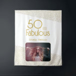 Tapiz 50 y fabuloso brillo dorado 50 cumpleaños foto<br><div class="desc">50 y fabuloso brillo dorado foto telón de fondo para 50 cumpleaños. Moderno telón de fondo para cumpleaños con tipografía trendy y puntos de brillo dorado falso. El diseño tiene una foto personalizada y nombre. Crea un tapiz personalizado para su 50 cumpleaños.</div>