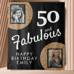 Tapiz 50 y Fabulous Gold Purpurina 2 Photo 50th Birthday<br><div class="desc">50 y Fabulous Gold Purpurina 2 Photo 50th Birthday Tapestry. Purpurina de oro falso sobre negro con 2 fotos - puedes usar una foto vieja y una nueva. Agregue su nombre y edad y haga un excelente y elegante telón de fondo de cumpleaños para la celebración del hito.</div>