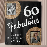 Tapiz 60 y Fabulous Gold Purpurina 2 Photo 60th Birthday<br><div class="desc">60 y Fabulous Gold Purpurina 2 Photo 60th Birthday Tapestry. Purpurina de oro falso sobre negro con 2 fotos - puedes usar una foto vieja y una nueva. Agregue su nombre y edad y haga un excelente y elegante telón de fondo de cumpleaños para la celebración del hito.</div>