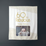 Tapiz 60 y Fabulous Gold Purpurina 60th Birthday Photo<br><div class="desc">60 y Fabulous Gold Purpurina Photo 60th Birthday Photo Backdrop Tapestry. Moderno telón de fondo de cumpleaños con tipografía de moda y falsos puntos de purpurina de oro. El diseño tiene una foto y un nombre personalizado. Haz tapiz personalizado de cumpleaños número 60 para ella.</div>