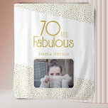 Tapiz 70 y Fabulous Gold Purpurina 70th Birthday Photo<br><div class="desc">70 y Fabulous Gold Purpurina Photo 70th Birthday Photo Backdrop Tapestry. Moderno telón de fondo de cumpleaños con tipografía de moda y falsos puntos de purpurina de oro. El diseño tiene una foto y un nombre personalizado. Haz tapiz personalizado de cumpleaños 70 para ella.</div>