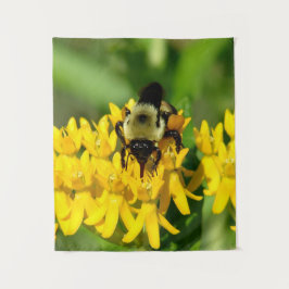 Tapiz Abeja festejando en flores silvestres de hierba de