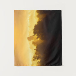 Tapiz Amanecer detrás de árboles nublados