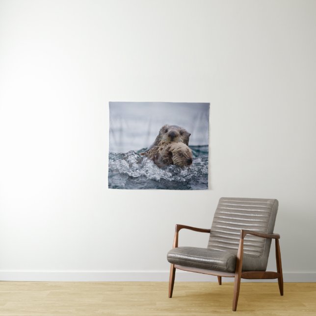 Tapiz Animales de bebé más afectados | Otter Baby & Moth (In situ (horizontal))