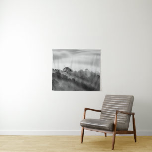 Tapiz Árbol grande en bosque del pino en la niebla